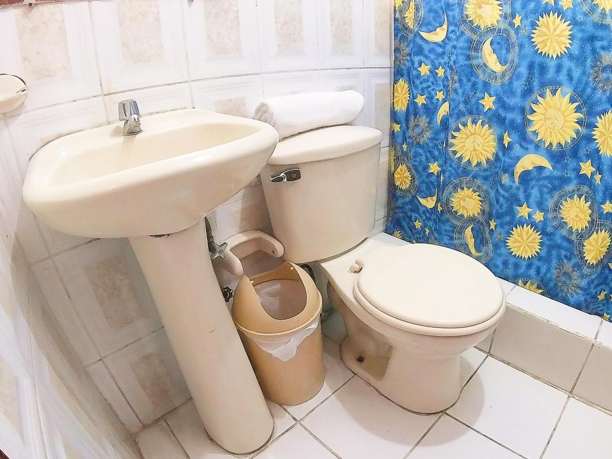 Hostal Anais بانيوس المظهر الخارجي الصورة