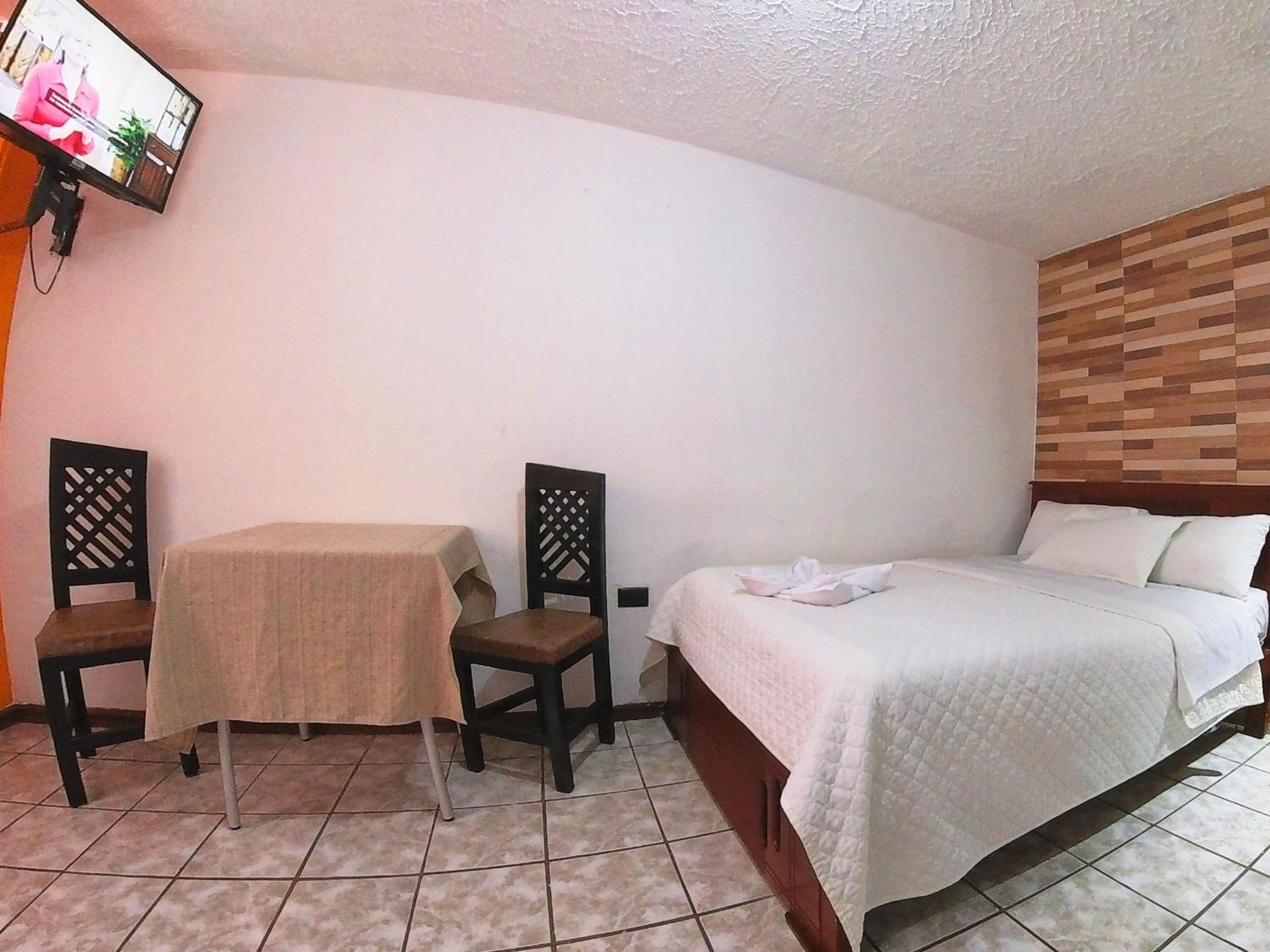 Hostal Anais بانيوس المظهر الخارجي الصورة