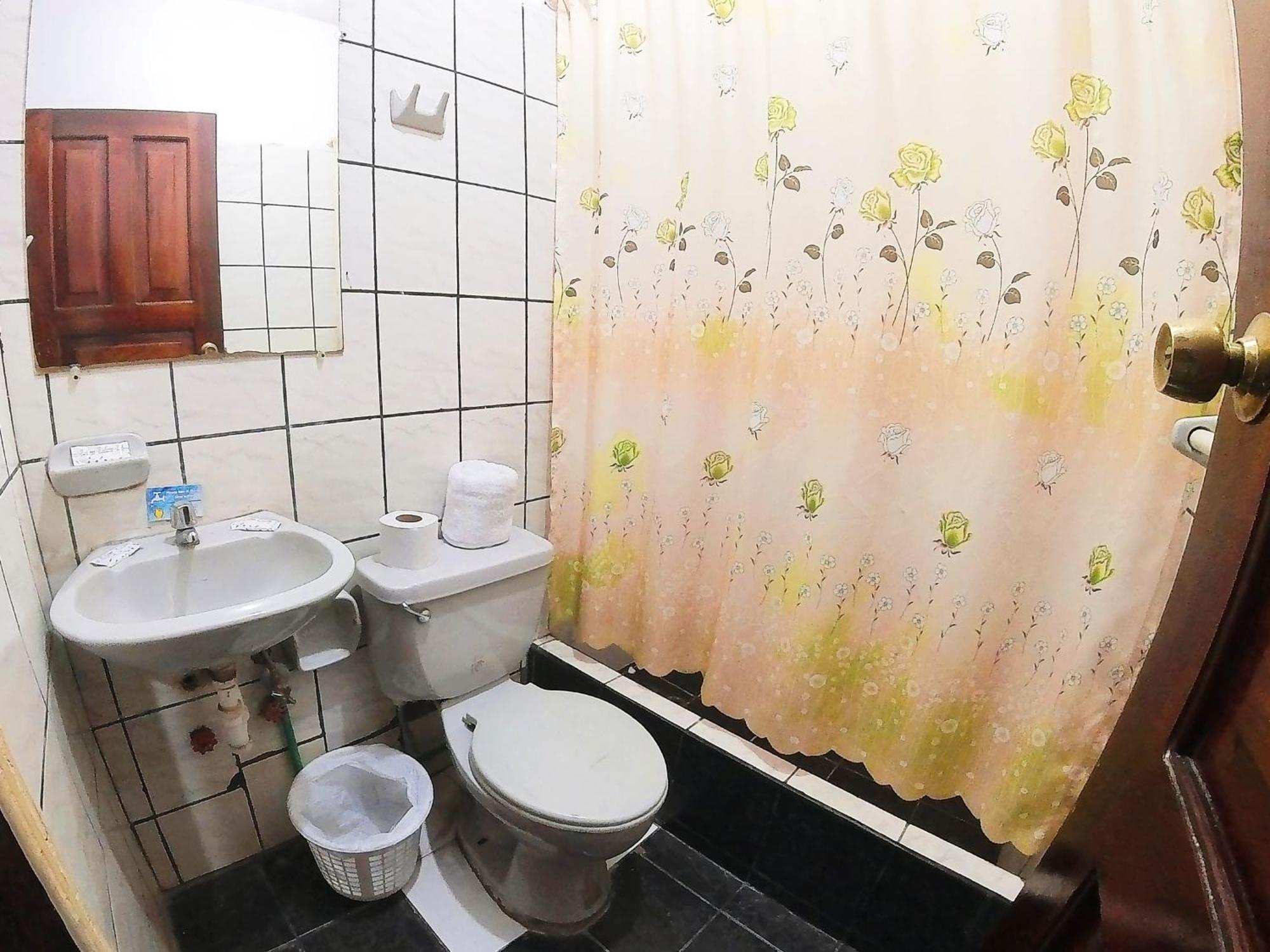 Hostal Anais بانيوس المظهر الخارجي الصورة