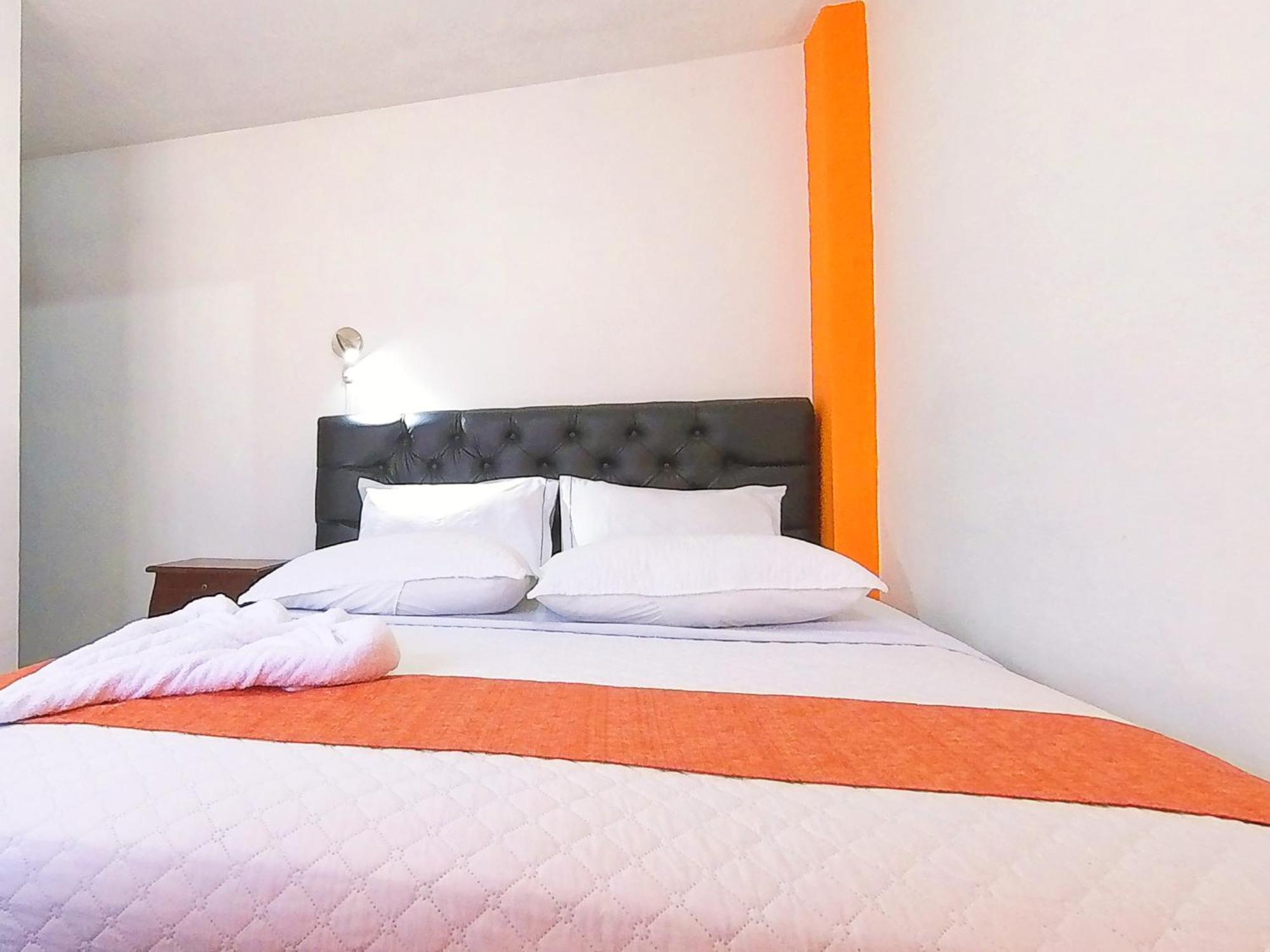 Hostal Anais بانيوس المظهر الخارجي الصورة