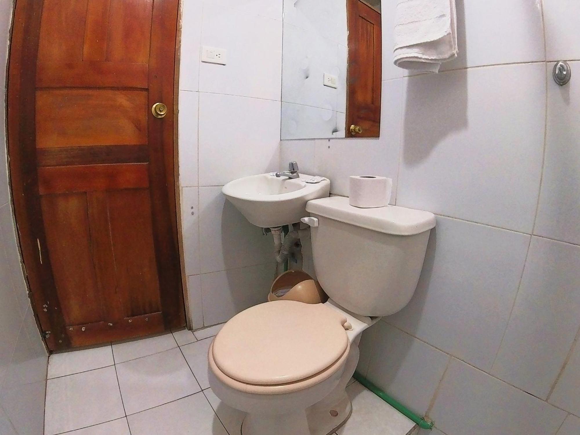 Hostal Anais بانيوس المظهر الخارجي الصورة